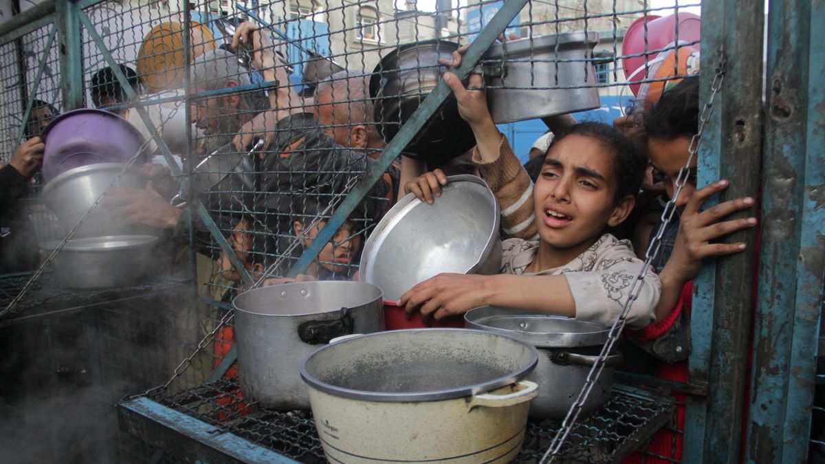 Fotky: Nekončící fronty hladových Gazanů. Je to kolektivní trest, zní z OSN